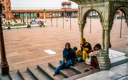 1997;-Asia;-Chhatri;-Children;-Courtyard;-Courtyard-for-25,000-worshippers;-Cultural-heritage;-Delhi;-Documentary-photography;-Family;-Friday-Mosque;-Galleries;-Heritage;-India;-Islam;-Islamic-architecture;-Jama-Masjid;-Kaleidos;-Kaleidos-images;-La-parole-à-limage;-Marble-pavilion;-Masjid-i-Jahan-Numa;-Monument-of-National-Importance;-Mosque;-Mosque-courtyard;-Mughal-architecture;-Mughal-Empire;-New-Delhi;-North-India;-Old-Delhi;-Paved-courtyard;-Pavilion;-Place-of-worship;-Red-sandstone;-Red-sandstone-galleries;-Relaxation;-Sandstone-paving;-Sari;-Shah-Jahan;-Shahjahanabad;-Steps;-Stories-Pictures;-Tarek-Charara;-Travel;-Travel-photography;-Women